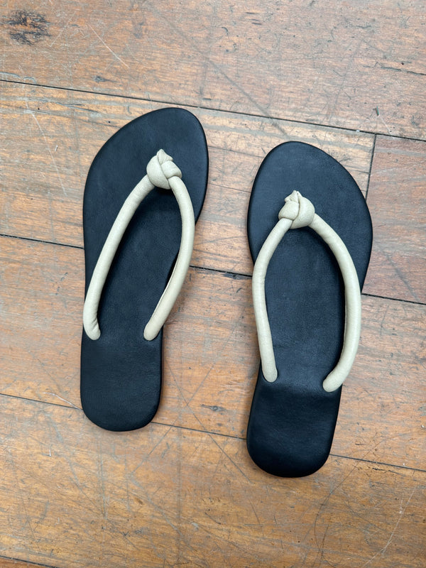 Sample jandals size 7